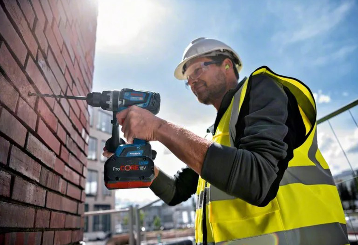 Απεικονίζεται χρήστης να χρησιμοποιεί το δραπανοκατσάβιδο σε τοίχο.